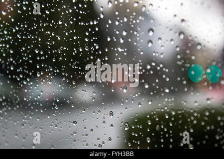 Regentropfen am Fenster in der Stadt Stockfoto