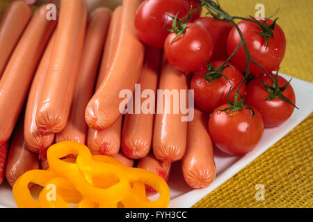 Nahaufnahme von rohen Frankfurter Würstchen auf weißen Teller Stockfoto