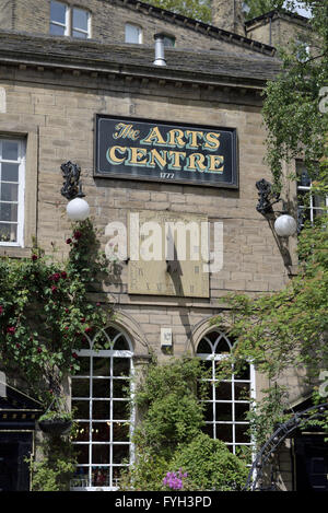 Vertikale, an der Wand montierte Sonnenuhr an der Wand des Arts Center in Hebden Bridge West yorkshire uk Stockfoto