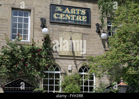 Vertikale, an der Wand montierte Sonnenuhr an der Wand des Arts Center in Hebden Bridge West yorkshire uk Stockfoto