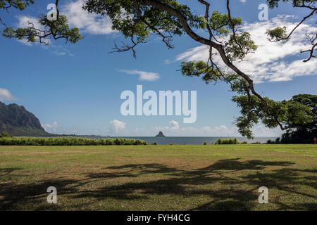 Mokoli'i Island (früher bekannt als der veraltete Begriff „Chinaman's hat“) aus Kaneohe Bay, Oahu, Hawaii Stockfoto