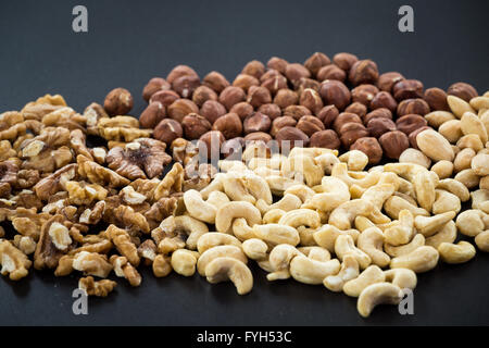 Mandeln, Cashew, Walnüsse und Haselnüsse auf schwarzem Hintergrund Stockfoto