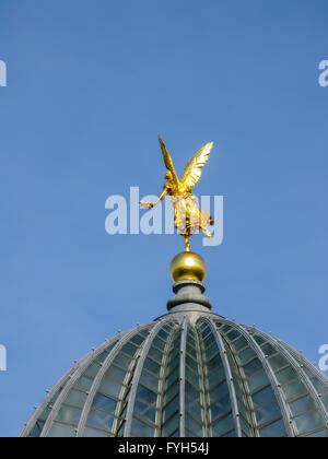 Goldenen Engel auf dem Dach in Dresden Stockfoto