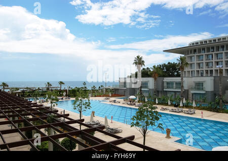 Kemer, ANTALYA, Türkei - 30. Mai 2015: Blick auf den Pool und den Strand vom Hotel Kilikya Palace, Türkei. Stockfoto