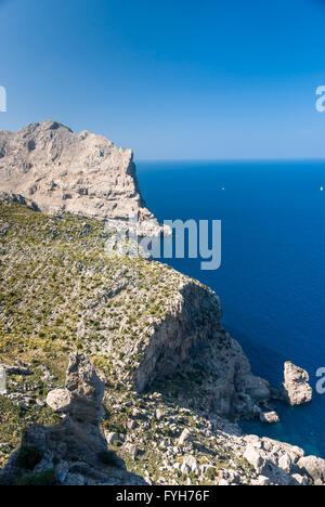 Panoramablick auf Cap Formentor und das Mittelmeer an einem sonnigen Tag. Stockfoto