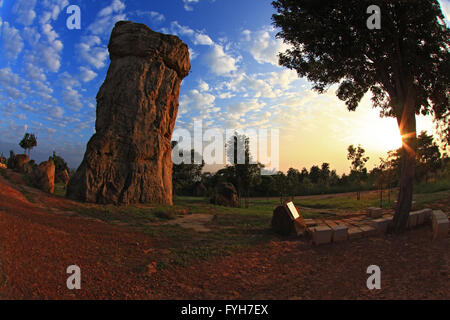 Silhouette des Mor Hin Khao, Thailand Stonehenge, mit wunderschönen Sonnenaufgang Stockfoto