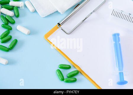 Medizinische Darstellung mit Pillen, Injektion, leeren Zwischenablage Blatt. Stockfoto