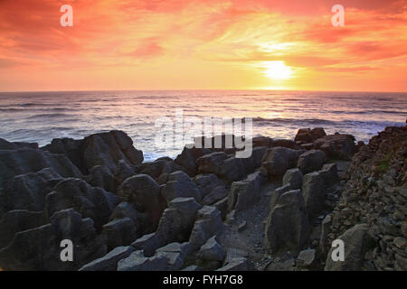 Sonnenuntergang am Pfannkuchen Grand Canyon Rock am Strand der Westküste neue Zea Stockfoto