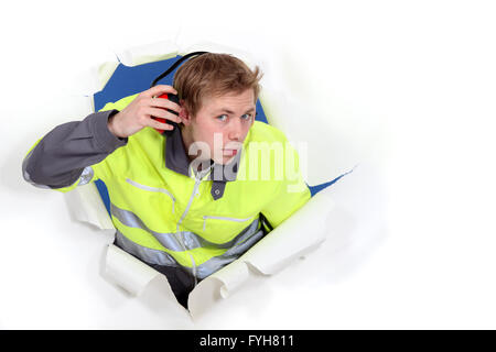 Mann mit Warnweste und Gehörschutz Stockfoto
