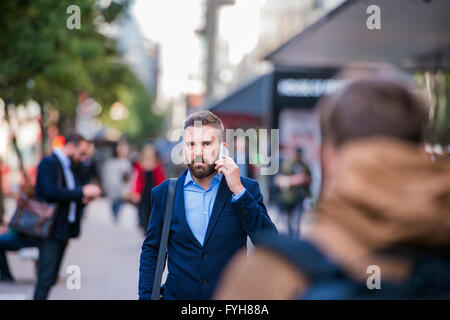 Hipster-Manager mit Ihrem Smartphone auf der Straße Stockfoto