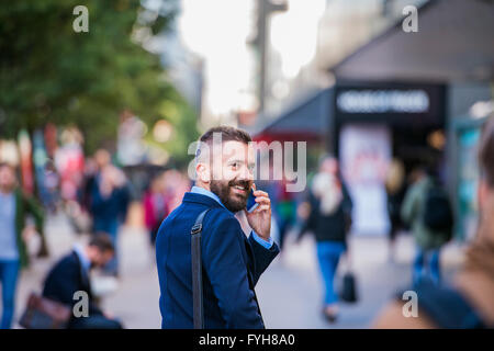 Hipster-Manager mit Ihrem Smartphone auf der Straße Stockfoto