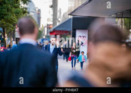 Hipster-Manager mit Ihrem Smartphone auf der Straße Stockfoto