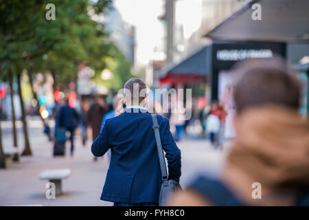 Hipster-Manager mit Ihrem Smartphone auf der Straße Stockfoto