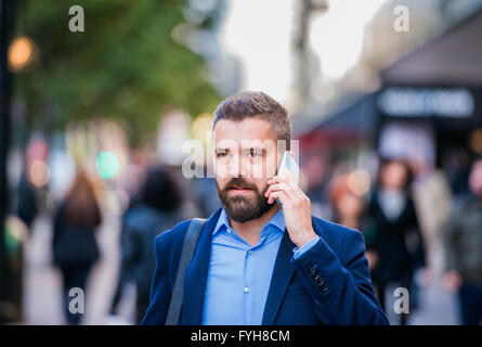 Hipster-Manager mit Ihrem Smartphone auf der Straße Stockfoto