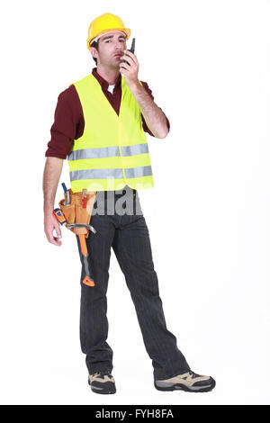 Arbeiter mit Walkie-talkie auf weißem Hintergrund Stockfoto