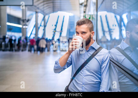 Nahaufnahme von Hipster Geschäftsmann Kaffeetrinken, u-Bahnstation Stockfoto