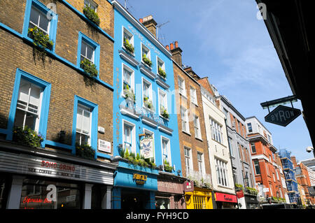 Königliche Gericht und unabhängige Geschäfte auf Schnabel Street, Soho, London, England, UK Stockfoto