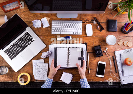 Geschäftsmann Betrieb persönlicher Organizer. Gadgets und Büro suppl Stockfoto