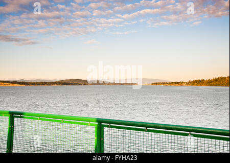 Mount Baker und Puget Sound von einer Fähre aus gesehen Stockfoto