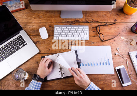 Geschäftsmann Betrieb persönlicher Organizer. Gadgets und Büro suppl Stockfoto