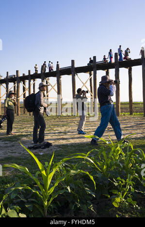 Fotografen bei U-Bein-Brücke, Amarapura, Myanmar Stockfoto