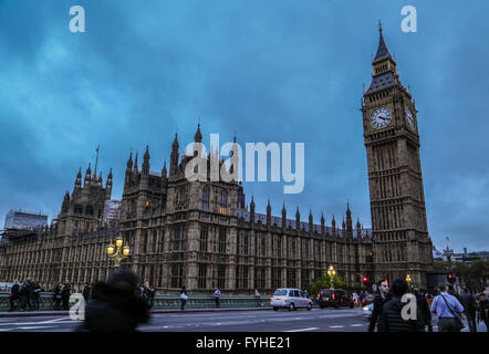 Westminster und Big Ben direkt vor Nacht verliebt sich in London, von der Brücke aus gesehen. Stockfoto