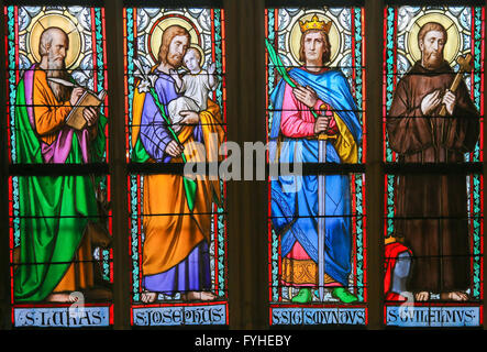 Glasfenster in St. Vitus Cathedral, Prag, Darstellung der heilige Lukas, St. Joseph, St. Sigismund und Saint William Stockfoto