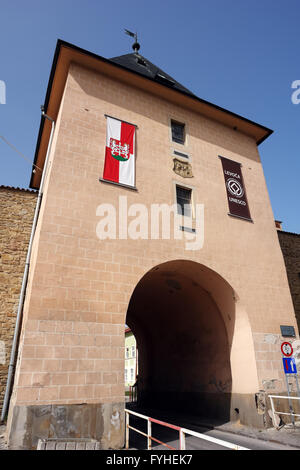 Levoca, PRESOV, Slowakei - 3. April 2016: Altes Stadttor im historischen Zentrum von Levoca, Slowakei. Stockfoto