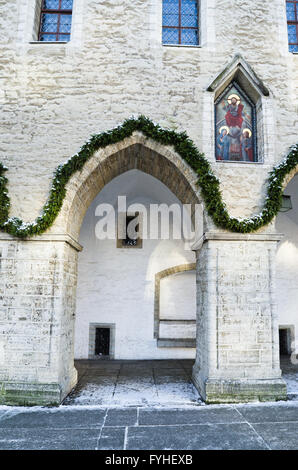 die Fassade des Rathauses in Tallinn für Weihnachten dekoriert. Stockfoto