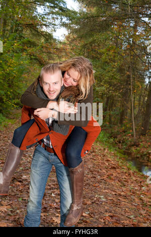 Junges Paar fährt Huckepack Stockfoto