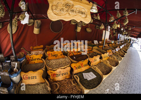 Kräutermedizin, Straßenverkäufer von Heilkräutern, Wellness, Gewürz Stockfoto