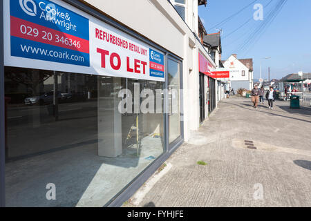 Makler anmelden leere Schaufenster zu vermieten renovierte Gewerbeeinheit, Cardiff, Wales, UK Stockfoto