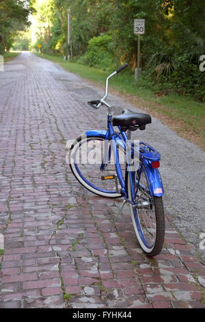 klassische amerikanische Kreuzer gestylt Fahrrad auf einer alten Backstein-Landstraße. April 2016 Stockfoto