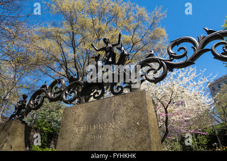 Der Lehman Tore sind eine bronzene Skulptur Wahrzeichen am Zoo im Central Park, New York City, USA Stockfoto