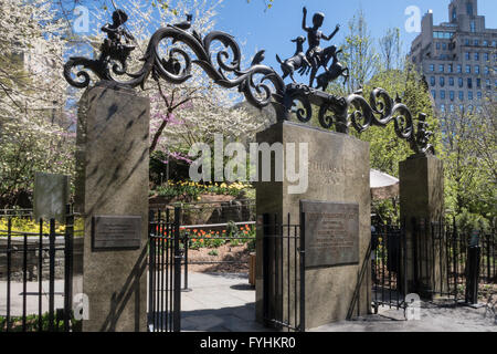 Der Lehman Tore sind eine bronzene Skulptur Wahrzeichen am Zoo im Central Park, New York City, USA Stockfoto