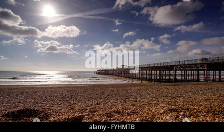 Hastings Pier fotografiert während seiner letzten Wochen Restaurierungsarbeiten vor der Wiedereröffnung im April 2016 Stockfoto