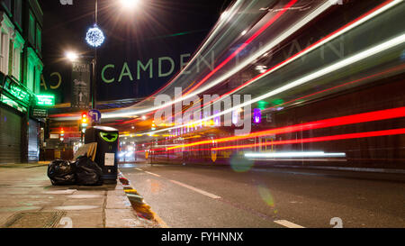 London, England - 3. März 2014: Verkehr nachts beleuchtet Chak Farm unterwegs in belebten Camden Town, Nord-London. Stockfoto
