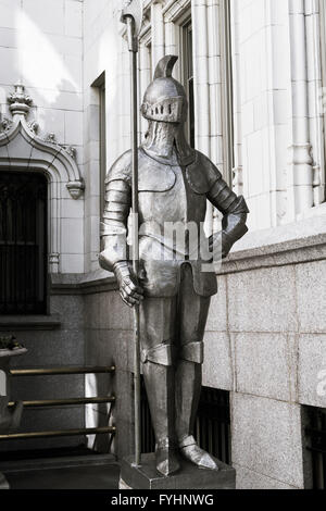 Gepanzerte Ritter bewachen Appartementhaus Eingang, Gramercy Park, NYC Stockfoto
