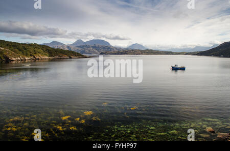 Ein kleines Schiff liegt vor Anker in Loch ein "Chracaich, einer Bucht im Loch Torridon, ein Meer-See in den Highlands von Schottland. Stockfoto