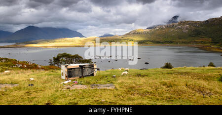 Das Wrack einer Karawane neben Loch Torridon in den schottischen Highlands. Stockfoto