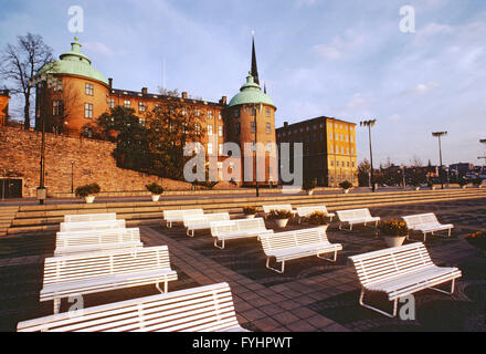 Leere Parkbänke am Hafen; Stockholm; Schweden Stockfoto