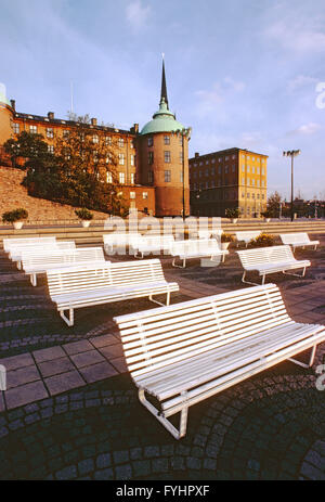Leere Parkbänke am Hafen; Stockholm; Schweden Stockfoto