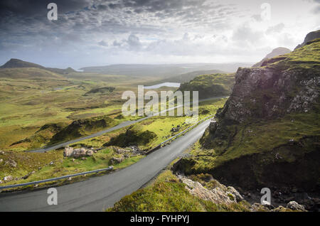 Die märchenhafte Landschaft der Quiraing auf der Isle Of Skye in den Highlands von Schottland. Stockfoto