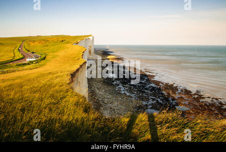 Die Kreidefelsen von Beachy Kopf wo der South Downs Hügel trifft den Ärmelkanal in Eastbourne in Sussex. Stockfoto