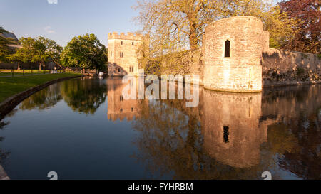 Wells, England - 25. Mai 2013: Der extravagante Wassergraben umgeben Palast des Bischofs von Bath und Wells am Brunnen in Somerset. Stockfoto