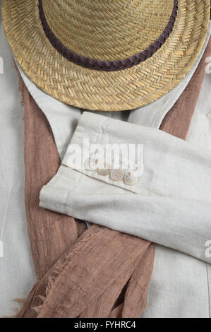 Stroh Hut, Schal, klassischen Leinen Mantel und Armbänder. Stylische Sommer-Outfit-Thema Stockfoto