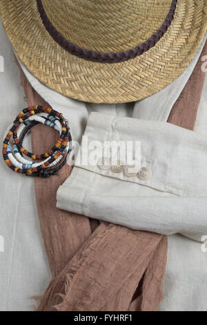 Stroh Hut, Schal, klassischen Leinen Mantel und Armbänder. Stylische Sommer-Outfit-Thema Stockfoto