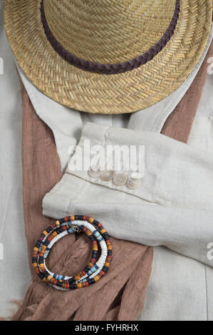 Stroh Hut, Schal, klassischen Leinen Mantel und Armbänder. Stylische Sommer-Outfit-Thema Stockfoto