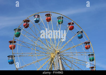 Atraktsion bunte Riesenrad gegen den blauen Himmel Stockfoto