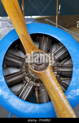 Alt-Flugmotor mit Holz Propeller, Vintage Flugzeug hautnah Stockfoto